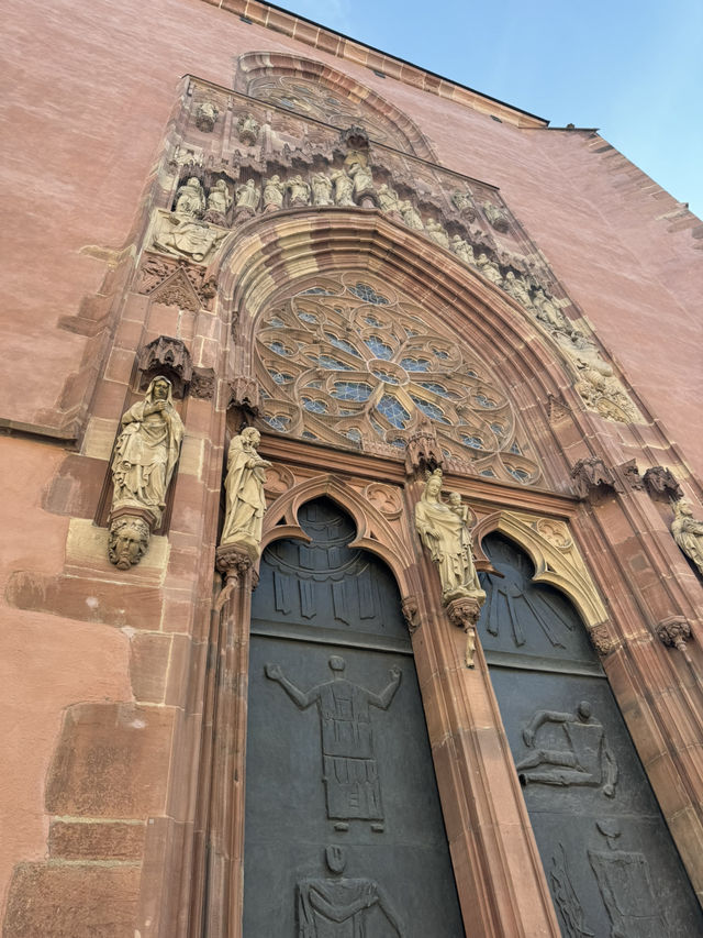 ⛪ The Cathedral of St. Bartholomew, 프랑크푸르트의 고딕 유산! 