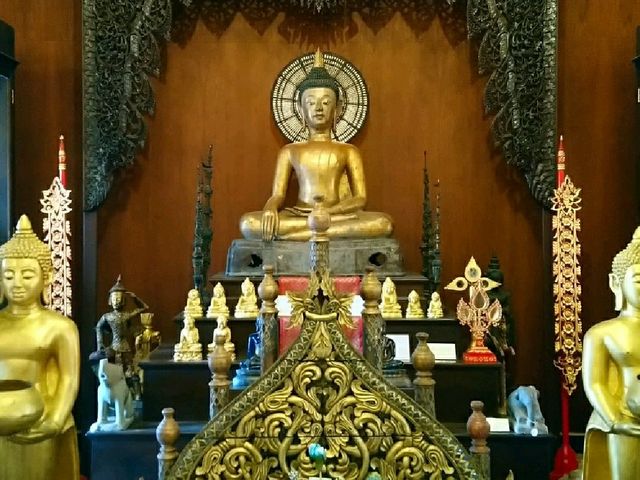ชม..พิพิธภัณฑ์โฮงหลวงแสงแก้ว
