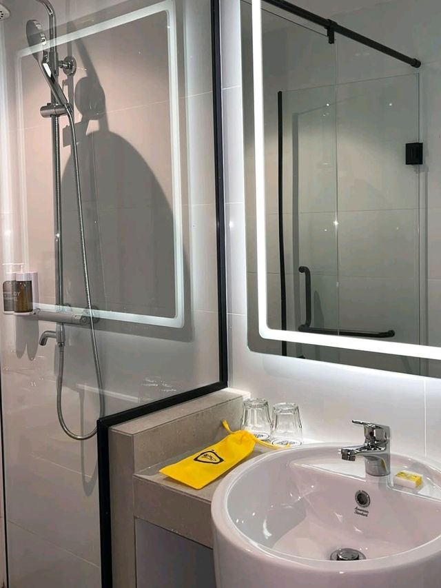 🎨 Stay Loud, Sleep Bright: Color Up Your Trip at YELLO Hotel Harbour Bay! 🛋️✨