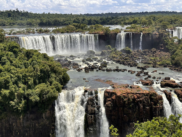 【イグアスの滝（ブラジル側）】“正面からぶつかる”世界三大瀑布のスケール感。