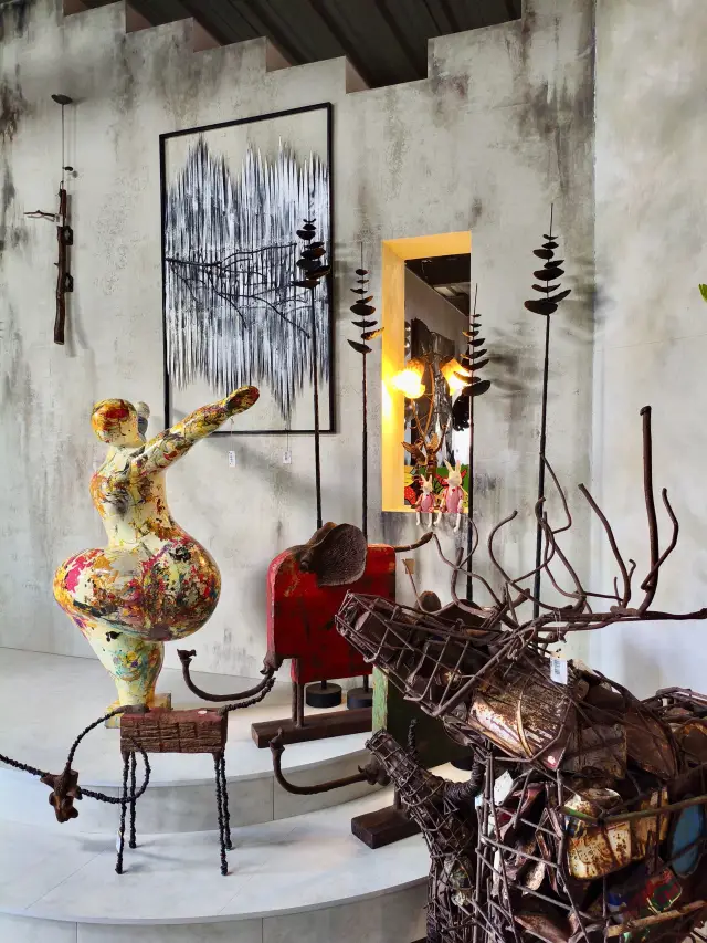 桃園｜中壢人必逛！戊辰畫廊藝術家飾館太好逛 畫作、雕塑、擺飾一次買齊，免費停車超貼心🖼️🎨💫