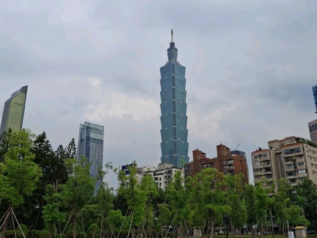 Visit the historic Sun Yat-sen Memorial Hall in Taipei, Taiwan