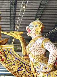 タイ王室の伝統美がここに集結。バンコクのロイヤル・バージ博物館で、壮麗な王室船に魅了されるひとときを。⚓🇹🇭✨
