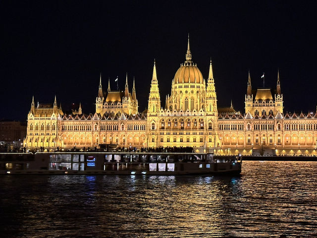 【ブダペストの夜景｜Budapest 🇭🇺 Hungary】 まるで宝石のように輝く、ドナウ川沿いの絶景