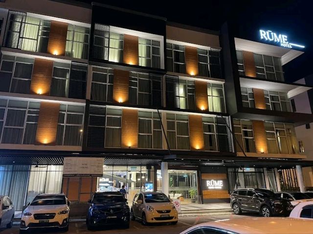 “Rume Hotel Kuching – A Cozy Urban Retreat with Culinary Delights”