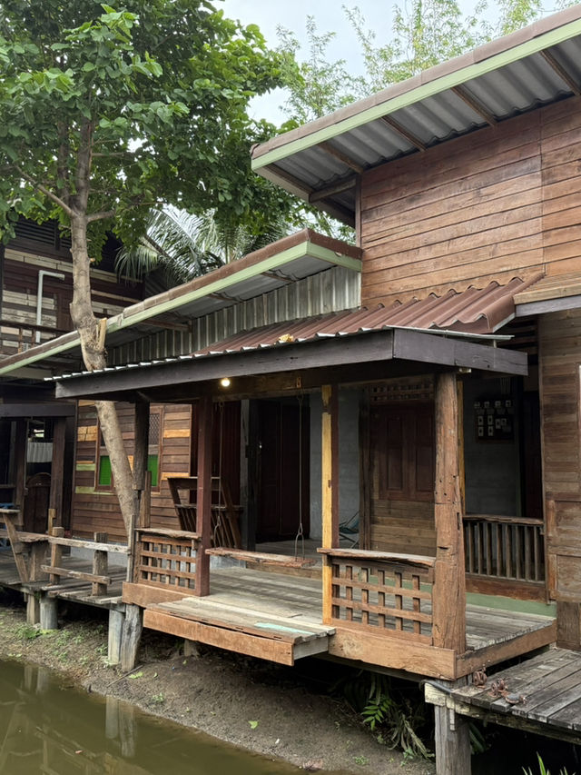 นั่งเรือข้ามฟากไปนอนโฮมสเตย์ริมแม่น้ำ🛶🤭