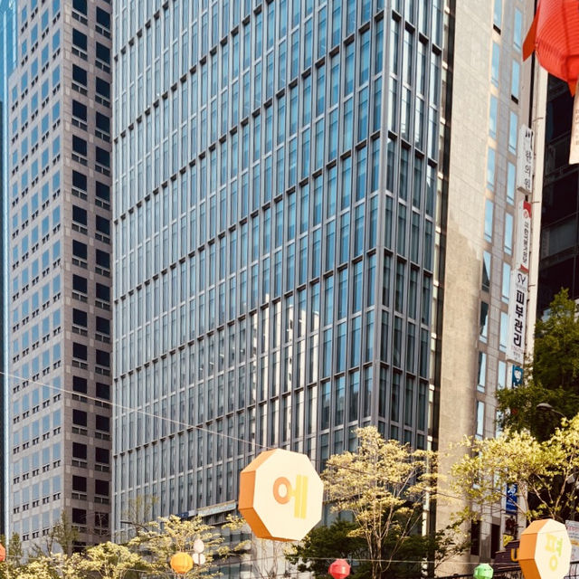 Gwanghwamun Square: A Vibrant Hub with Historical Charm