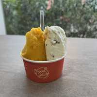 ☀️沖繩恩納村美味散策｜三矢本舖沙翁甜甜圈＋goood gelato 義式冰淇淋＋路邊偶遇的貓貓驚喜 
