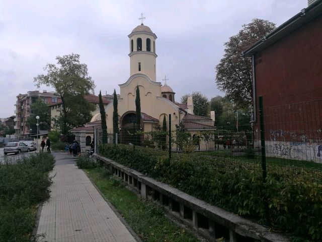 플로브디프 "성 삼위일체" 교회 | 구시가지 속 고요한 코너 🌳⛪