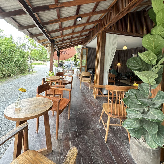คาเฟ่ชิวๆ ริมถนนรางรถไฟที่เชียงใหม่ 🚂