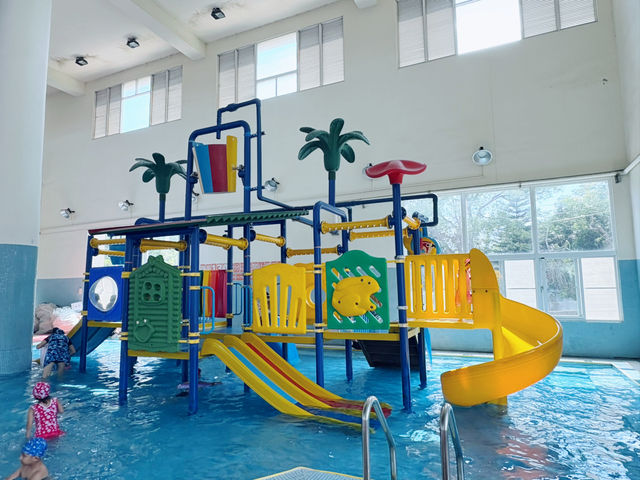 夏天玩水囉💦室內泳池100元～竟然還有溜滑梯！小孩6歲以下免費