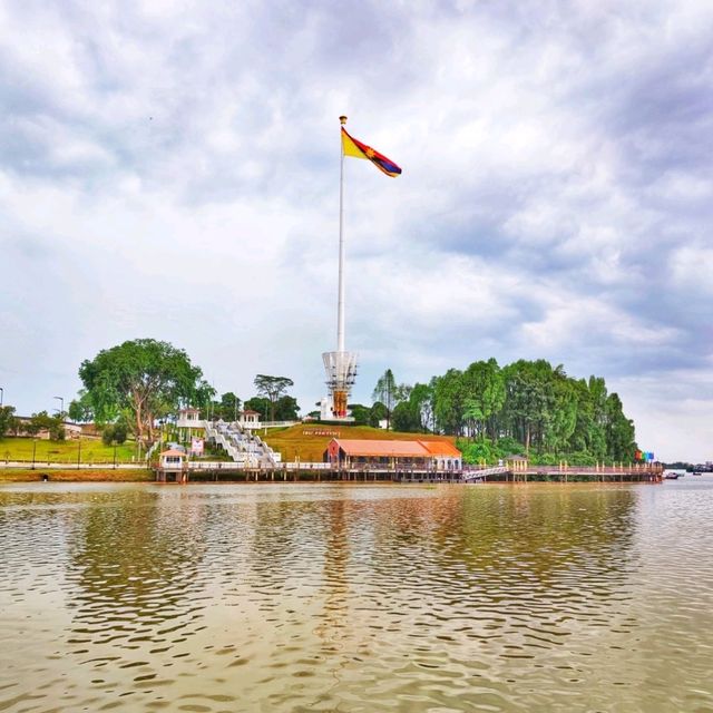 🇲🇾 Kuching Waterfront: Where Serenity Meets Sunset Splendor