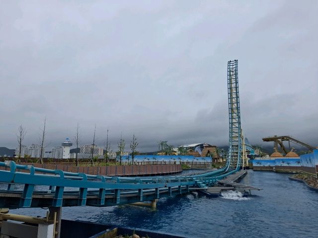 釜山樂天世界是韓國最新、超夢幻的主題樂園，TOMY一家來訪完全被童話般的氛圍迷住！