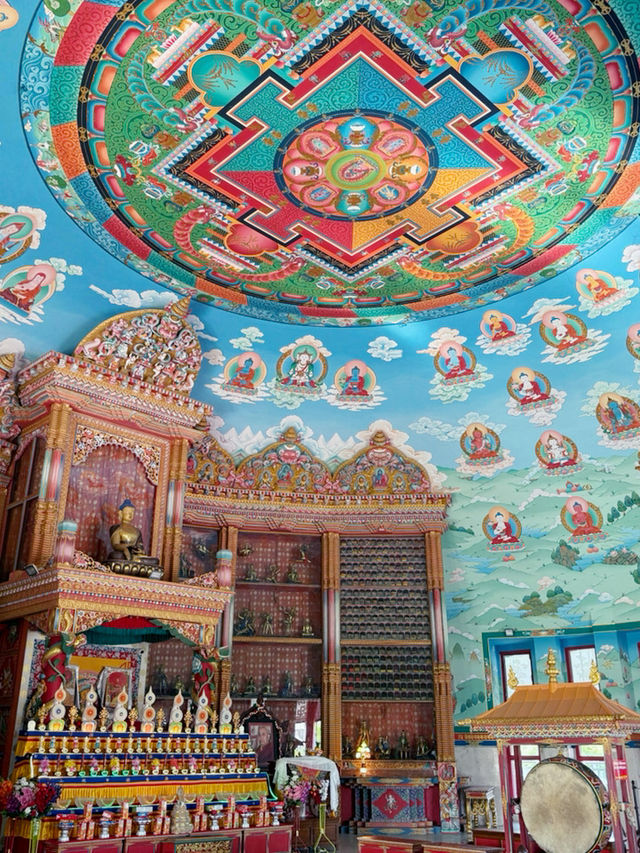 【ネパール・ルンビニ Great Drigung Lotus Stupa】チベット仏教の精髄が宿る鮮やかな寺院