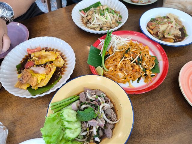 Homnoir หอมนัวร์ somtum&cafe 