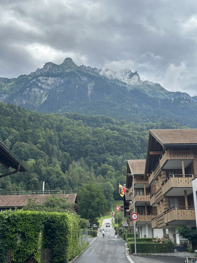 🚞絶景の旅の玄関口 ― インターラーケンで始まるアルプスの冒険
