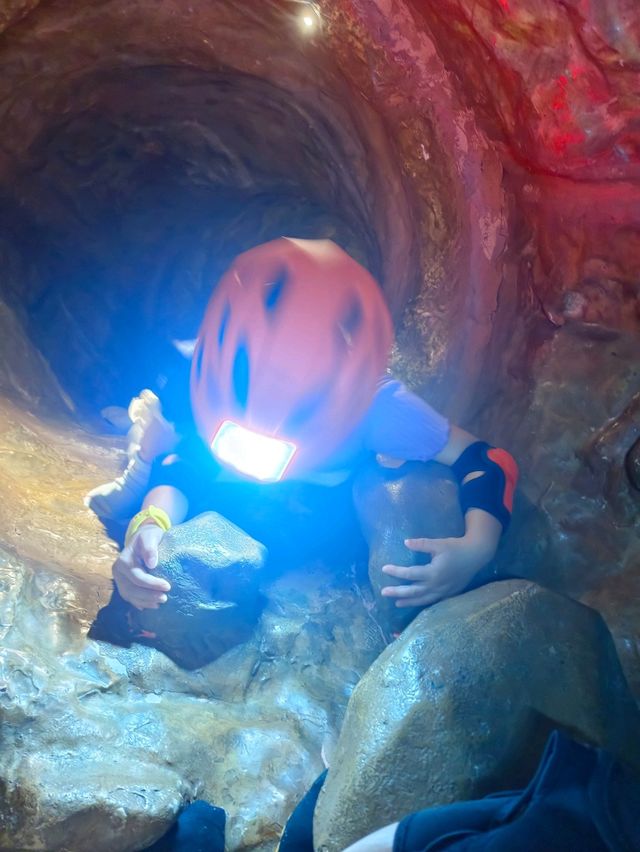 位於龍崗萬達廣場的探洞星世界