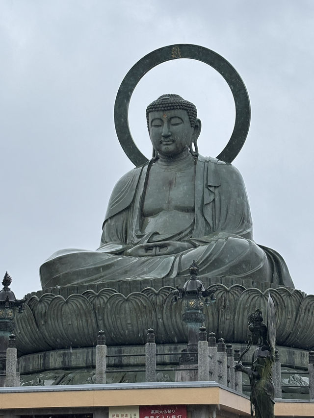 高崗大佛：城市中的寧靜角落 🕉️🌿