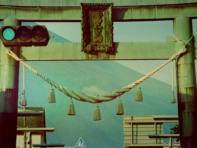 Kanadorii（金鳥居）──神秘壯麗的傳統象徵