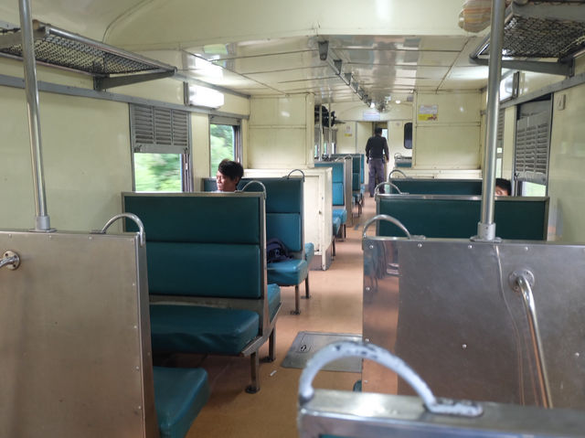 นั่งรถไฟไปตามหาทุ่งดอกกระเจียว