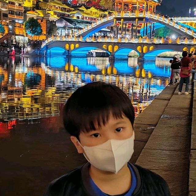 璀璨燈光下的鳳凰古城美景✨