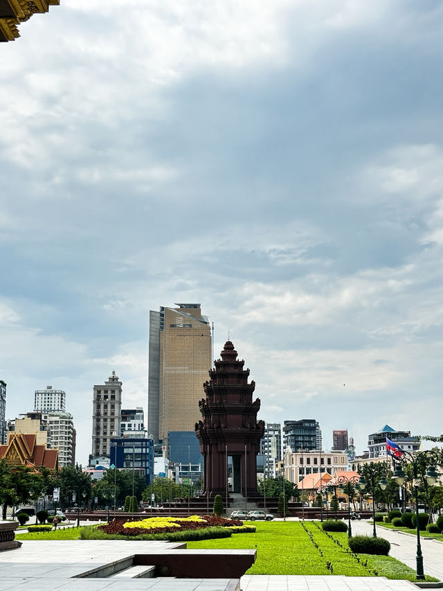 🇰🇭 獨立紀念碑វិមានឯករាជ្យ+西哈努克國王紀念公園ស្ដូបព្រះ ករុណា ព្រះបាទសម្តេច នរោត្តម សីហនុ "ព្រះបរមរតនកោដ្ឋ"  