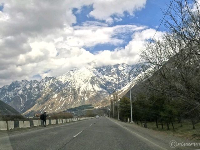 【ジョージア】コーカサスの山々に囲まれた山岳の村「ステパンツミンダ」
