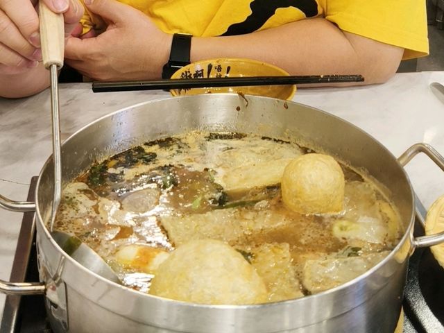 鱟地坊至尊雲吞麵雞煲$188任食雞煲 火鍋配料豐富有驚喜 鱟地坊至尊雲吞麵雞煲$188任食雞煲 火鍋配料豐富有驚喜