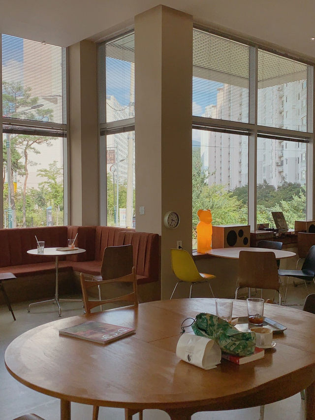 넓은 통창으로 자연광이 가득 들어오는 봉선동 카페