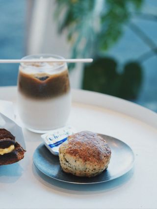 Recommendations for office cafes in Taipei and Nanjing (Sanmin area) with no time restrictions and power outlets.