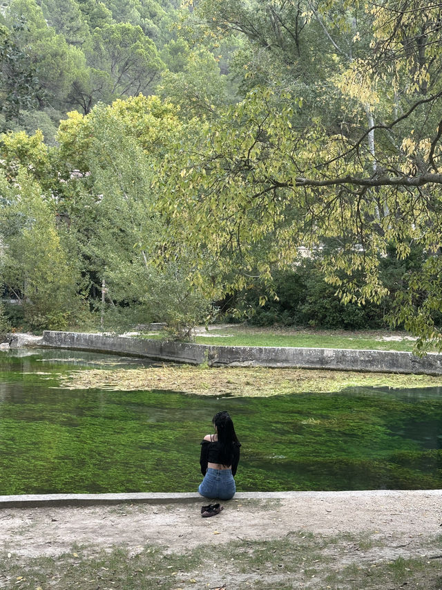 南法泉水城 Fontaine-de-Vaucluse💚被綠泉水治癒的一天