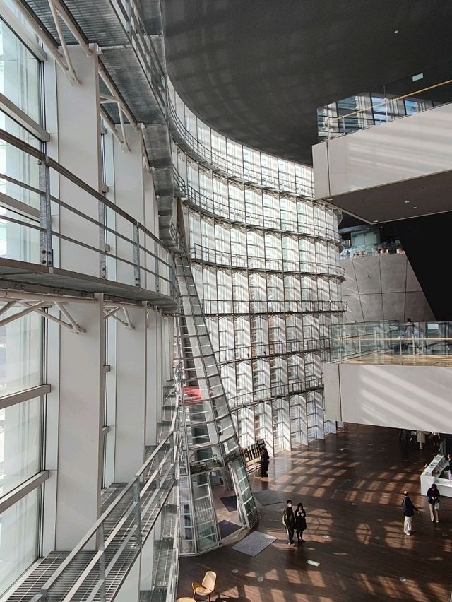 東京國立新美術館 光影與幾何之美 東京國立新美術館 光影與幾何之美