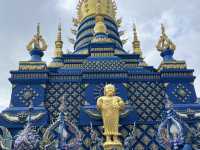 💙【清萊最夢幻藍色系】藍廟 Wat Rong Suea Ten —— 像走進一幅藍色的夢