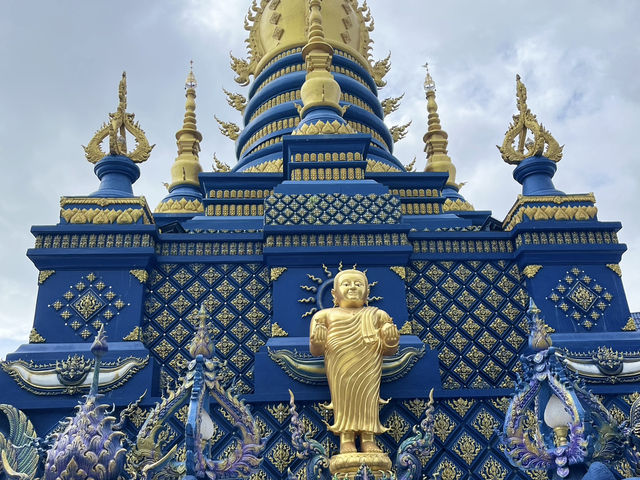 💙【清萊最夢幻藍色系】藍廟 Wat Rong Suea Ten —— 像走進一幅藍色的夢 💙【清萊最夢幻藍色系】藍廟 Wat Rong Suea Ten —— 像走進一幅藍色的夢