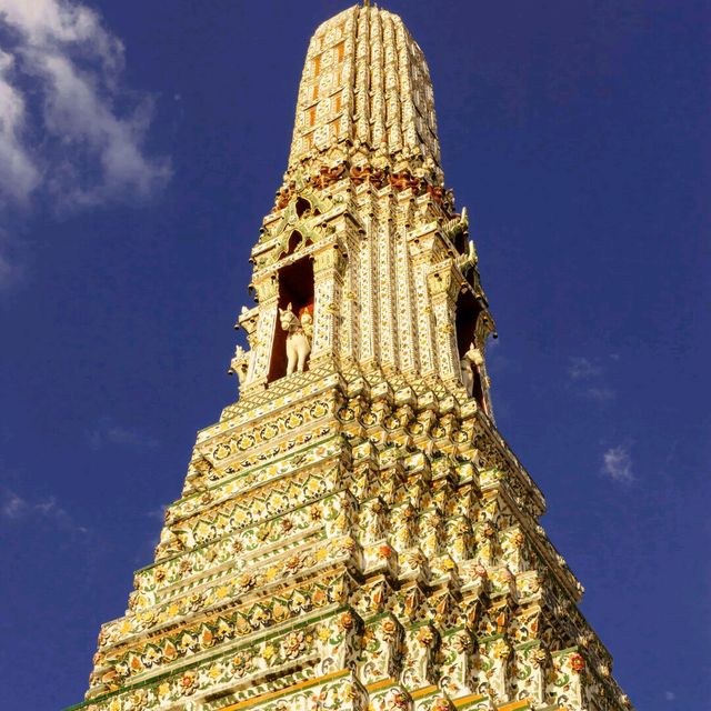 Wat Arun: A Dazzling Spectacle on the Chao Phraya