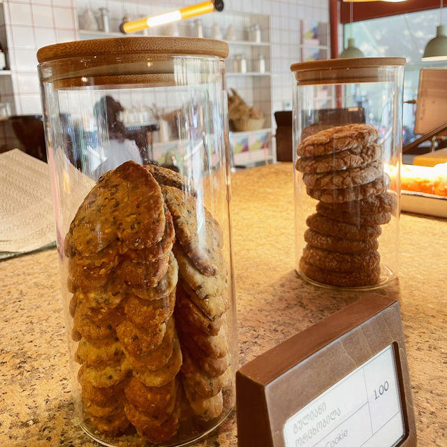 【ジョージア🇬🇪/かわいいハート型のクッキー付きカプチーノ☕️】