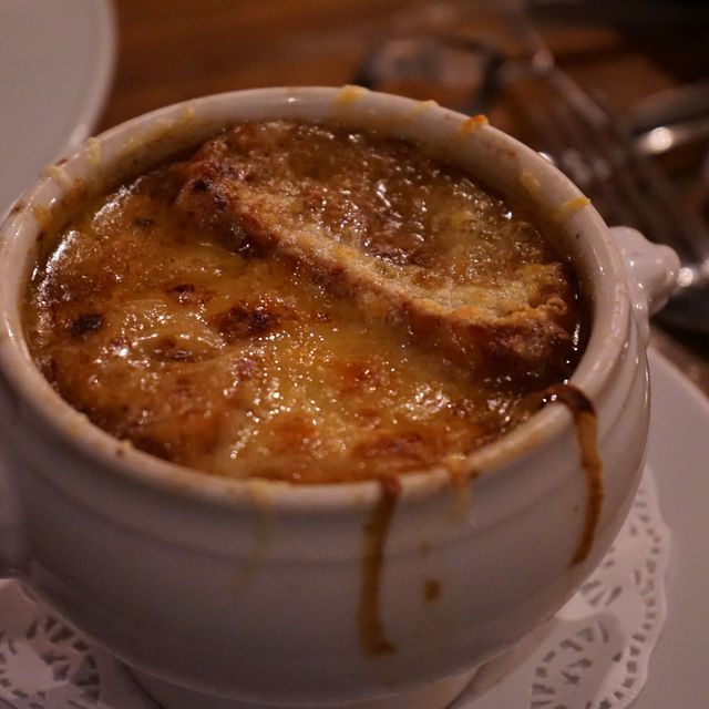 London | French style restaurant with tasty onion soup in Mayfair