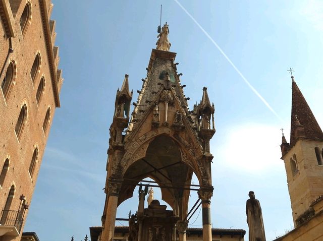 Gothic tombs made for an important family in Verona!
