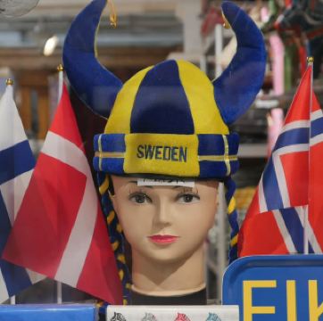 ถนนที่มีสไตล์ แสงแดดสีทองสะท้อนจากอาคารสถาปัตยกรรมอันยิ่งใหญ่