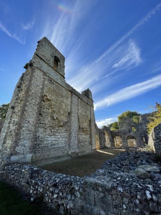 Wandering Among Ruins: A Quiet Afternoon at Wolvesey Castle 🏰💙🍂