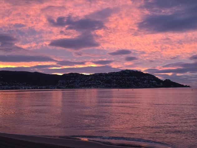 Matahari Terbenam yang Memukau di Roses, Costa Brava, Spanyol!