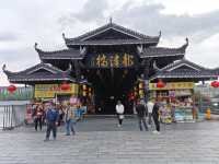 芷江龍津橋，全橋身用杉木卯眼相接，未用任何鐵釘鐵器，歷史上一直是湘黔公路的要塞，史稱“三楚西南第一橋
