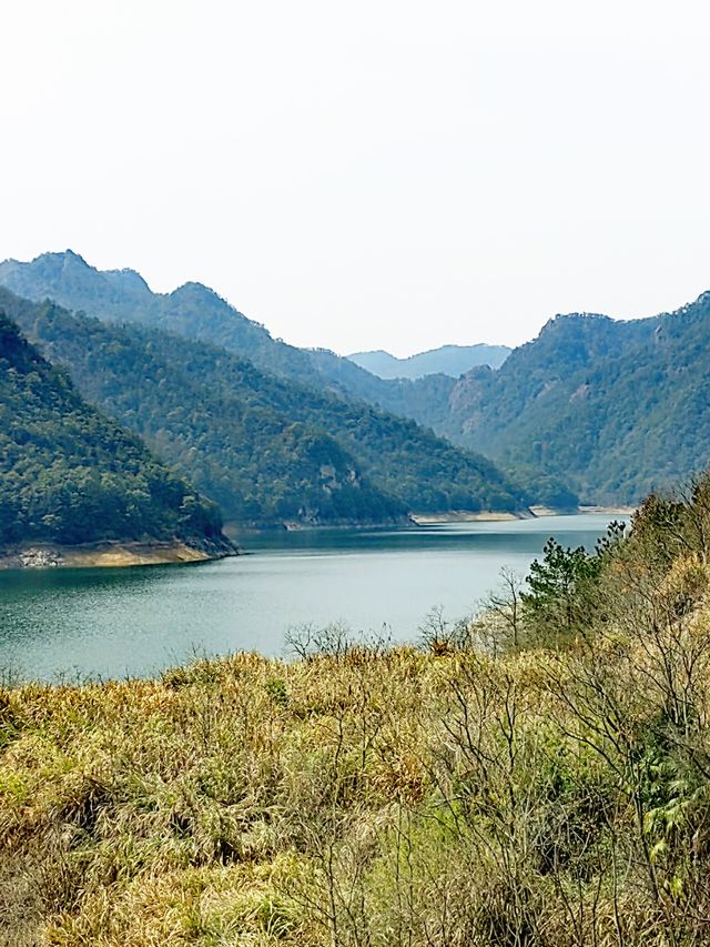 東陽南江水庫，碧水靜臥，群山如畫