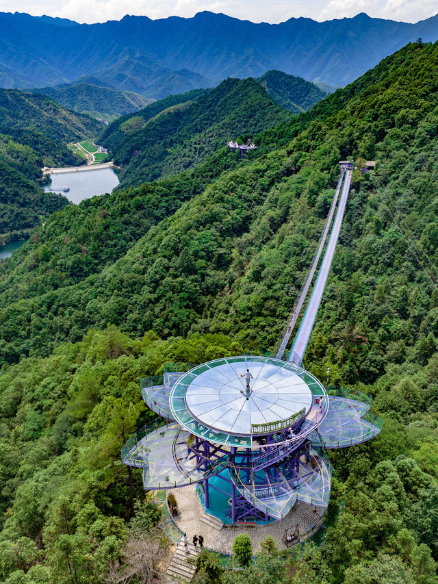 This gem of a paradise in Tonglu, Hangzhou‼️ It's truly enjoyable to escape the heat, play in the water, and take photos.