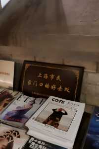 教堂改建的咖啡書店有點酷。