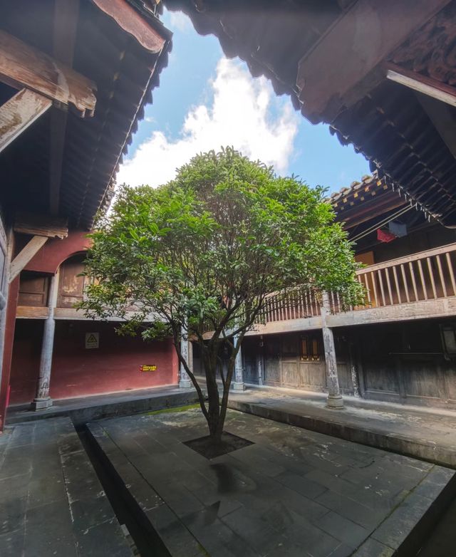 一座因為靈驗而聲名大噪的寺廟靈山寺。
