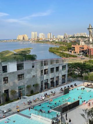 Gangwon-do Resort, Pyeongchang-gun, South Korea: A Luxurious Frozen Adventure