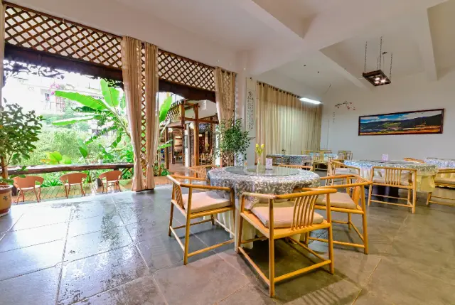 In Chengjiang, Yunnan, there exists a place as serene as paradise—the Yanhu Inn.