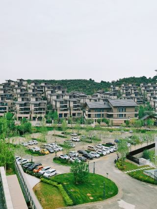 The hot spring-equipped Crowne Plaza Hotel Zunhua is surrounded by mountains and rivers.