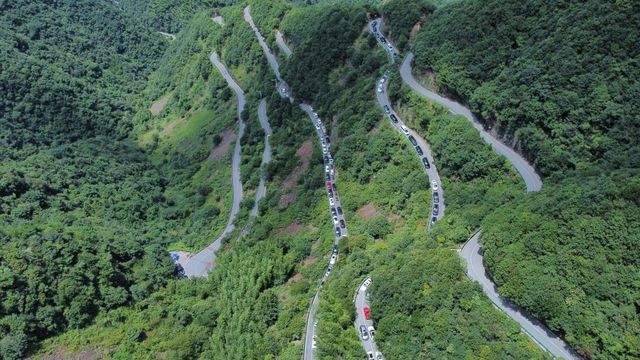 入住「逆光度假民宿」，暢享山水秘境